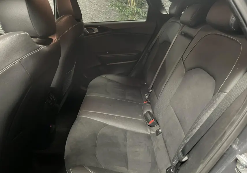Banquette arrière en cuir noir avec surpiqûres blanches de la Kia Ceed GT Line Premium 2023, vue côté droit.