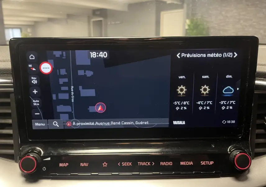 Écran tactile central 10,25" du Kia Ceed gris 2023 affichant navigation et prévisions météo.