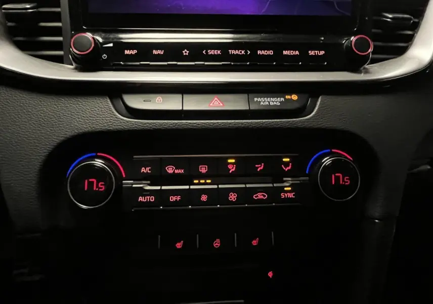 Détail du tableau de bord de la Kia Ceed 2023 montrant la climatisation automatique bi-zone avec réglages à 17,5°C