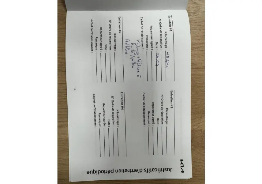 Vue 3/4 avant d'une KIA Ceed 1.6 CRDi gris métallisé avec boucliers et jantes spécifiques GT Line Premium.