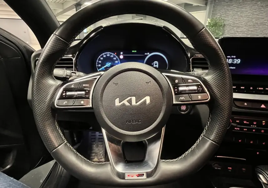 Volant cuir perforé GT Line de Kia Ceed 2023 avec commandes intégrées et tableau de bord numérique lumineux.