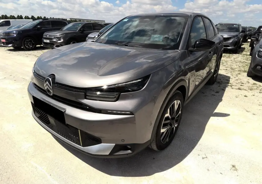 Citroën C4 Hybrid gris Mercury vue 3/4 avant droit, avec phares LED et jantes alliage 18 pouces.