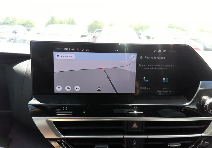 Écran tactile GPS 10 pouces du tableau de bord de la Citroën C4 Hybrid 2025, vue frontale intérieure.