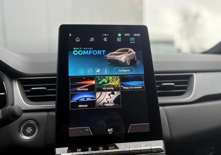Vue rapprochée de l’écran tactile central du tableau de bord du Renault Captur 2025, affichant le mode Multi-Sense Comfort.