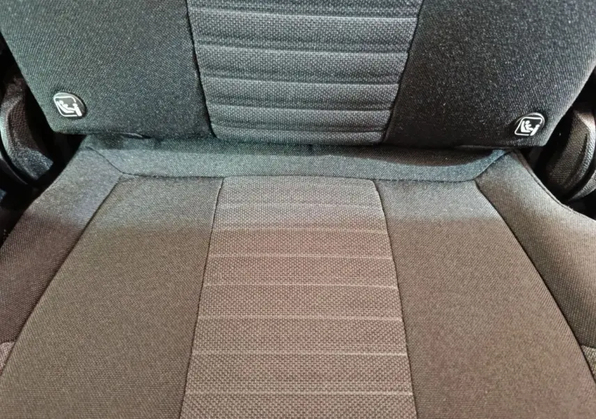 Gros plan sur le siège arrière central gris foncé du Peugeot 5008 avec fixations Isofix visibles.