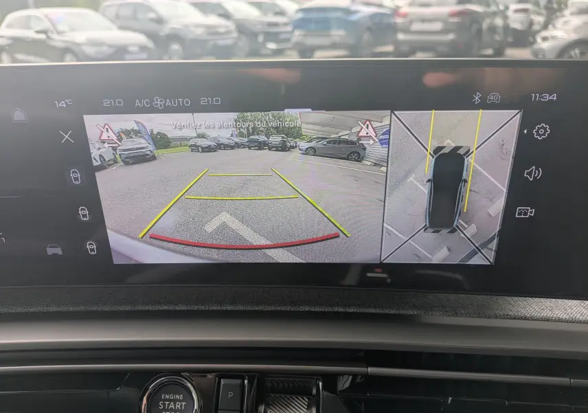 Vue intérieure de l'écran multimédia du Peugeot 3008 Hybrid 2026 montrant la caméra de recul et l'aide au stationnement.