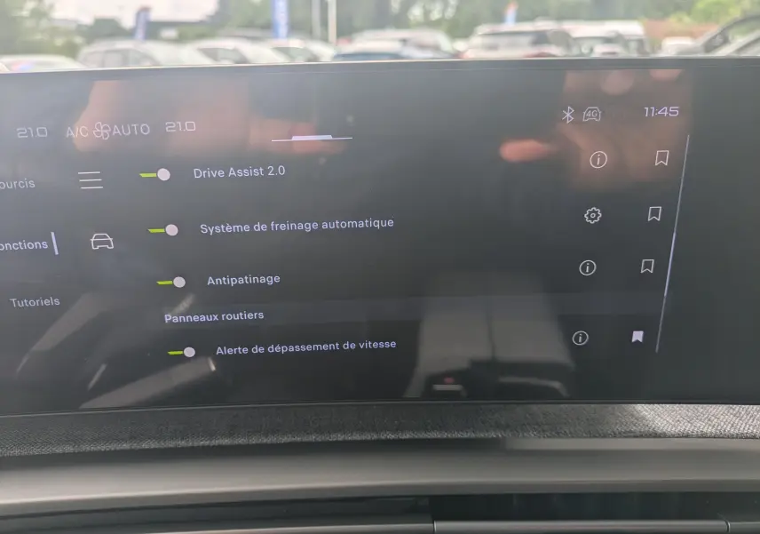 Écran tactile intérieur du Peugeot 3008 Hybrid 2026 affichant les options d’assistance à la conduite.