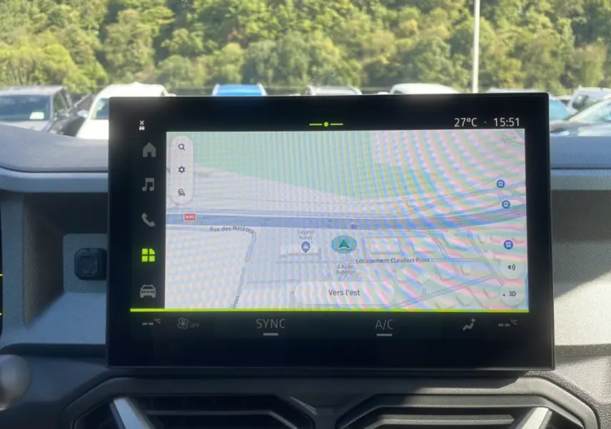 Écran tactile central affichant la navigation GPS dans l’habitacle du Dacia Bigster Hybrid 155 Journey City.