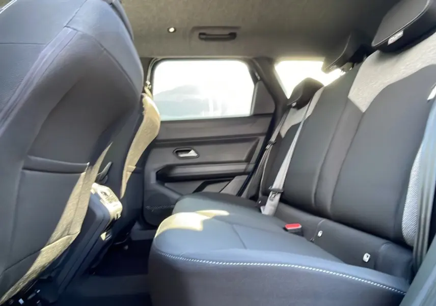 Vue intérieure de la banquette arrière noire du Dacia Bigster Hybrid 155 Journey City, côté droit, avec ceinture grise.