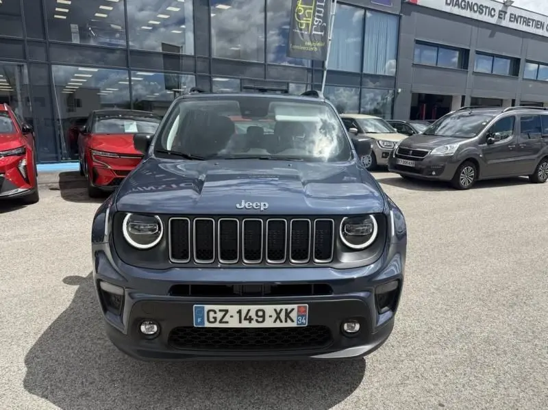 Vue de face d’un Jeep Renegade 2024 bleu métal avec calandre à sept fentes et feux ronds LED allumés.
