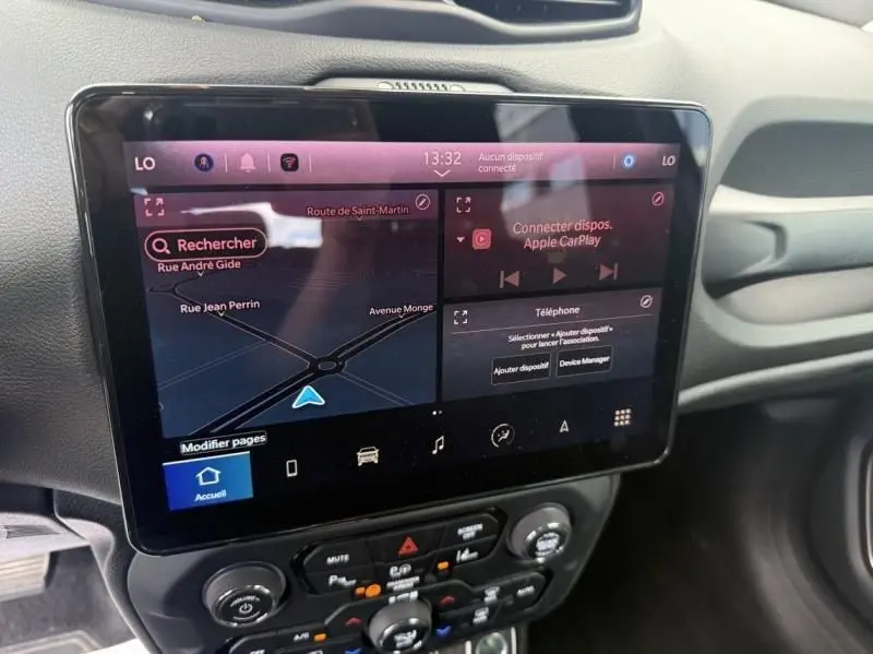 Écran tactile central de la Jeep Renegade 2024 affichant la navigation et la connexion Apple CarPlay, intérieur noir.