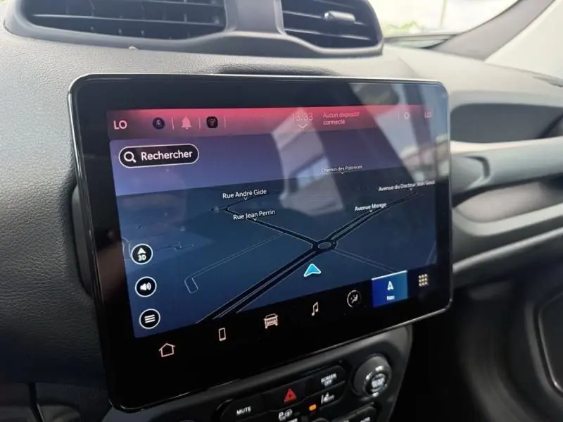 Écran tactile central du tableau de bord du Jeep Renegade 2024, affichant la navigation GPS en intérieur noir.