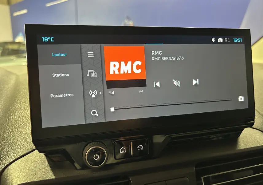 Écran tactile central du tableau de bord du Citroën Berlingo Multispace 2026 affichant la radio RMC.