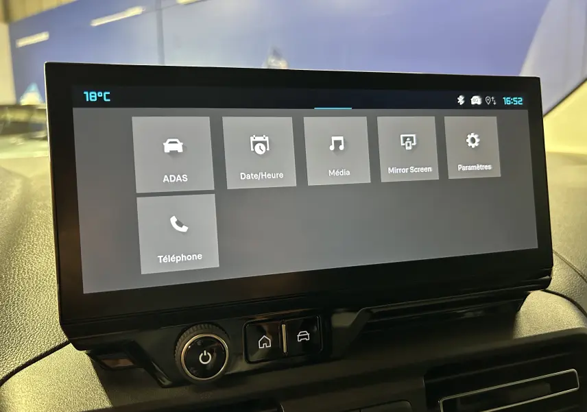 Écran tactile central du tableau de bord du Citroën Berlingo Multispace 2026 affichant les menus ADAS, Média et Téléphone.