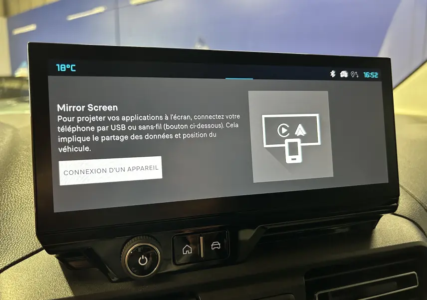 Écran tactile central du Citroën Berlingo Multispace gris acier, affichant l'interface Mirror Screen à 16h52.