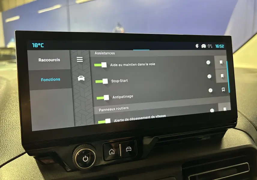 Écran tactile du tableau de bord du Citroën Berlingo Multispace 2026 affichant les aides à la conduite.