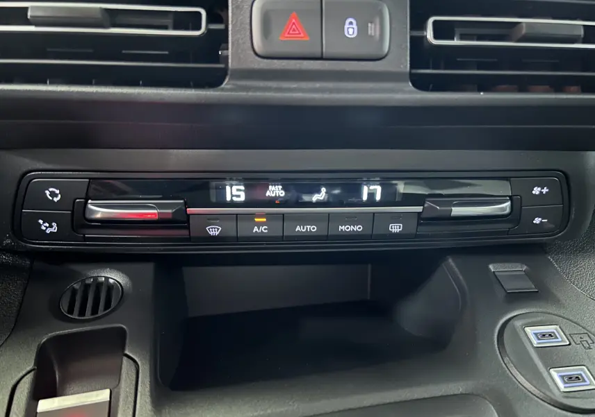 Vue rapprochée de la commande de climatisation automatique du Citroën Berlingo Multispace gris acier, affichant 15° et 17°.
