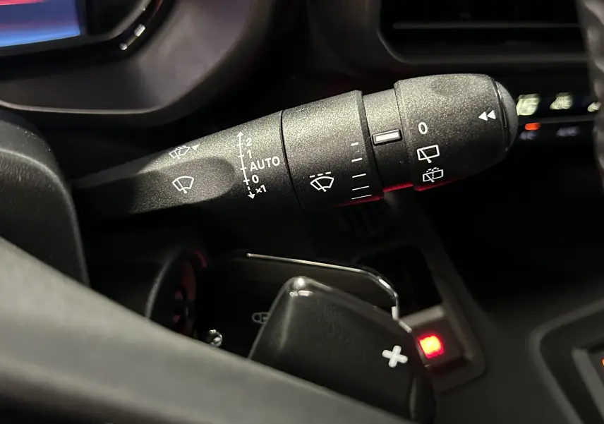 Gros plan sur la commande de l’essuie-glace intérieur du Citroën Berlingo Multispace gris acier, vue côté conducteur.