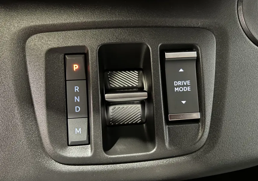 Gros plan sur la commande de boîte automatique et le sélecteur Drive Mode du Citroën Berlingo Multispace gris acier.