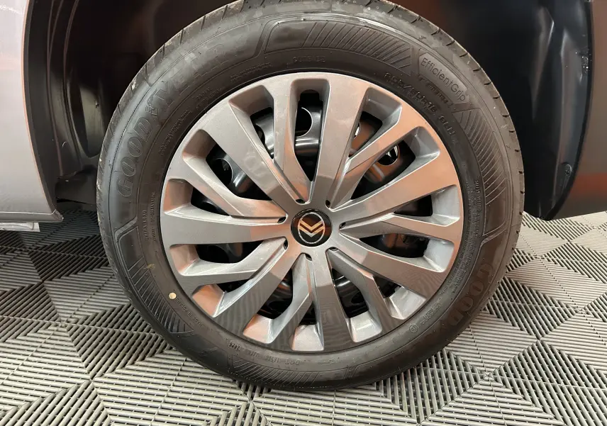 Gros plan sur la roue avant droite avec jante gris acier du Citroën Berlingo Multispace 2026.
