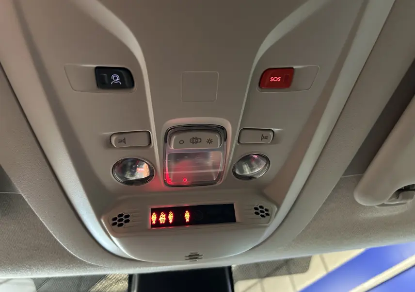Vue en gros plan du plafonnier intérieur gris clair du Citroën Berlingo Multispace avec boutons SOS et éclairage.