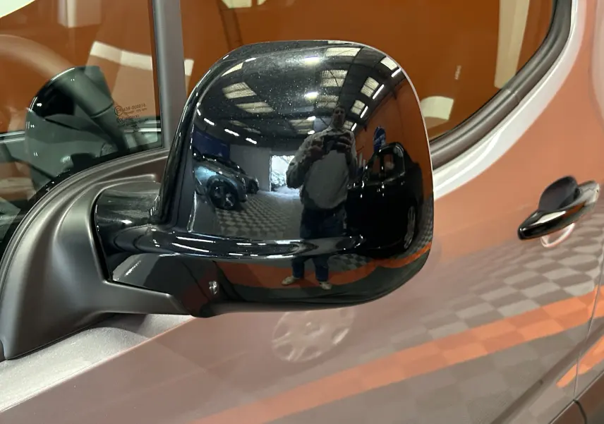 Rétroviseur droit noir brillant sur Citroën Berlingo Multispace gris acier, vue rapprochée côté avant droit.