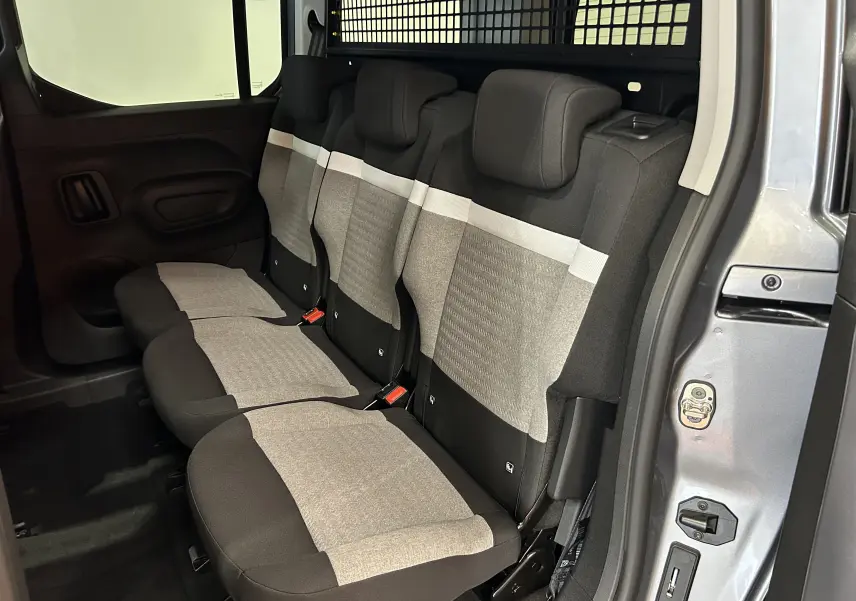 Vue intérieure côté droit sur la banquette arrière trois places en tissu gris et noir du Citroën Berlingo Multispace gris acier.