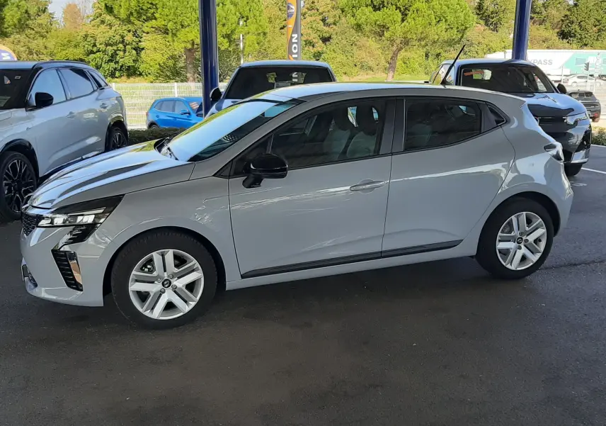 Renault Clio V gris Rafale vue de profil côté gauche, compacte avec jantes alliage et vitres teintées.