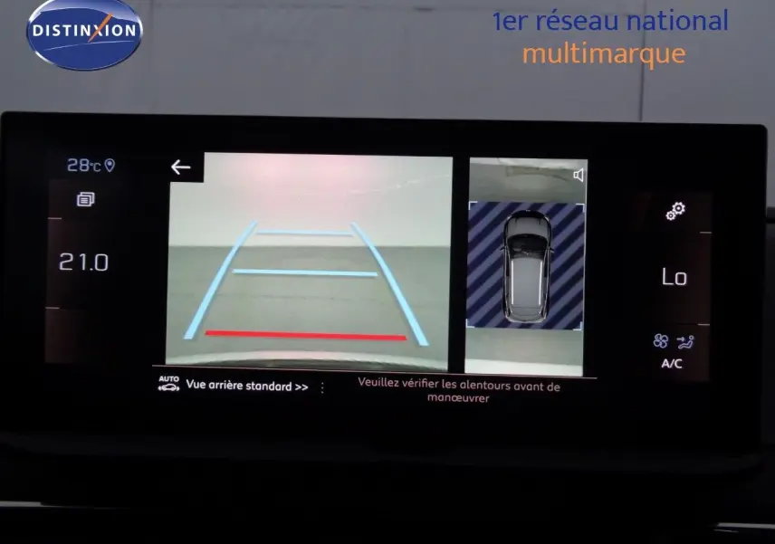 Console centrale brillante avec levier de vitesses automatique et bouton drive mode dans un Peugeot 3008 gris 2023.