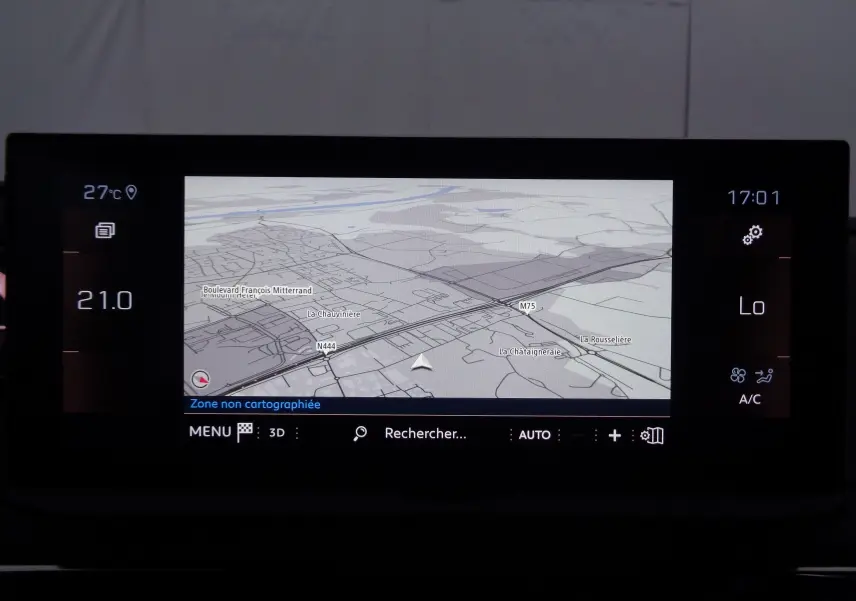 Écran tactile du système de navigation du Peugeot 3008 2023 affichant une carte en mode 3D et les réglages climatiques.