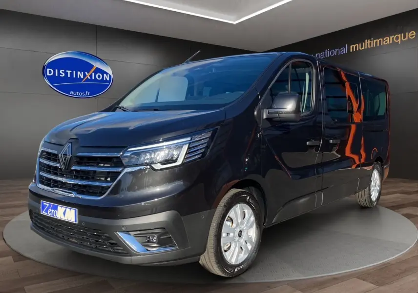 Renault Trafic Combi noir en 3/4 avant droit, avec jantes alliage et feux LED intégrés aux projecteurs.