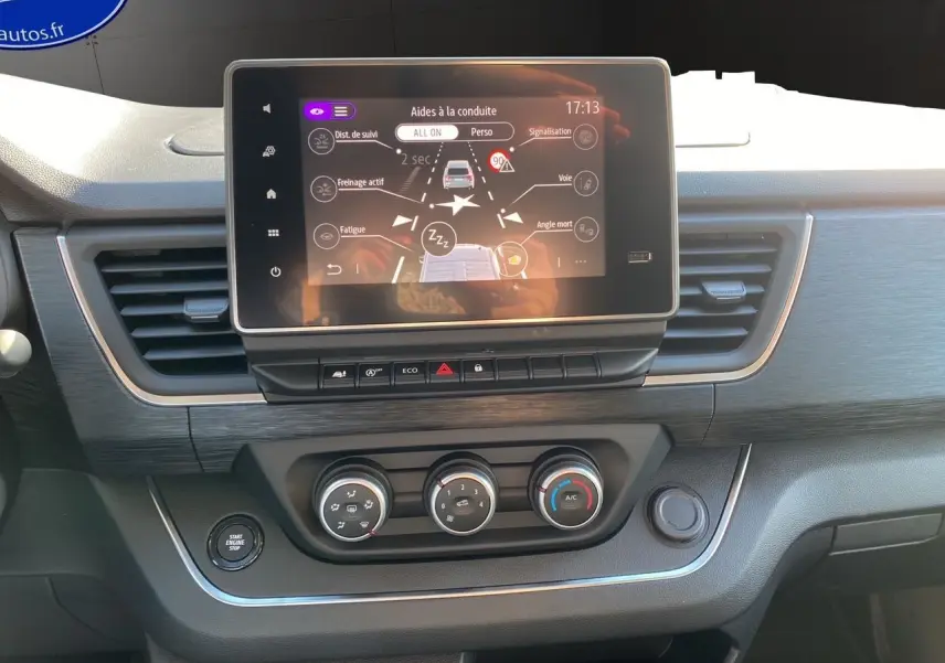 Tableau de bord du Renault Trafic Combi 2025 avec écran tactile 8 pouces affichant les aides à la conduite.