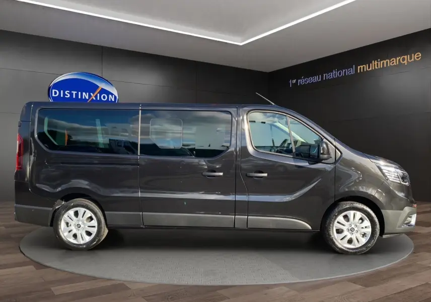 Profil côté droit du Renault Trafic Combi noir 2025 avec portes coulissantes vitrées et jantes alliage 17 pouces.