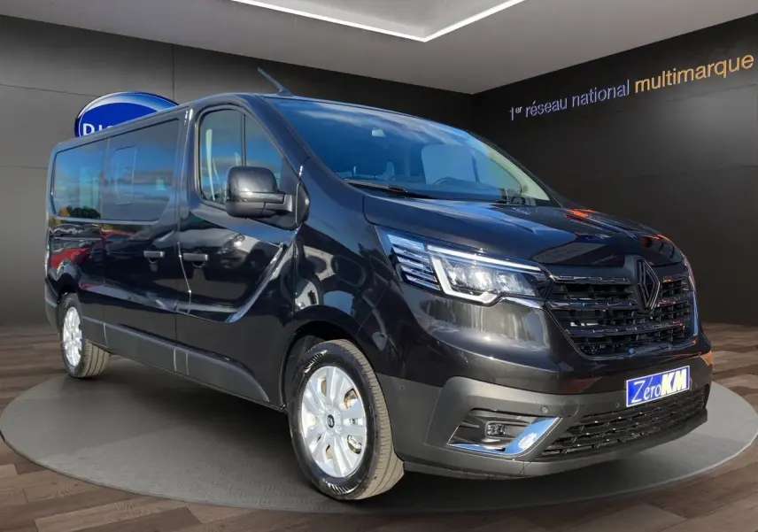Renault Trafic Combi noir en 3/4 avant droit, avec projecteurs LED et jantes alliage 17 pouces visibles.