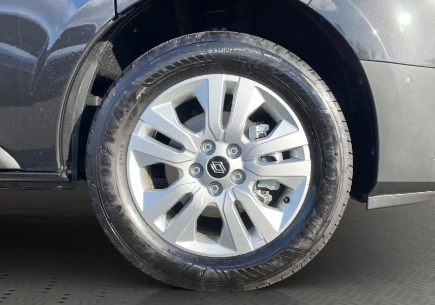 Gros plan sur la roue avant gauche du Renault Trafic Combi noir 2025 avec jante alliage 17 pouces et logo central Renault.