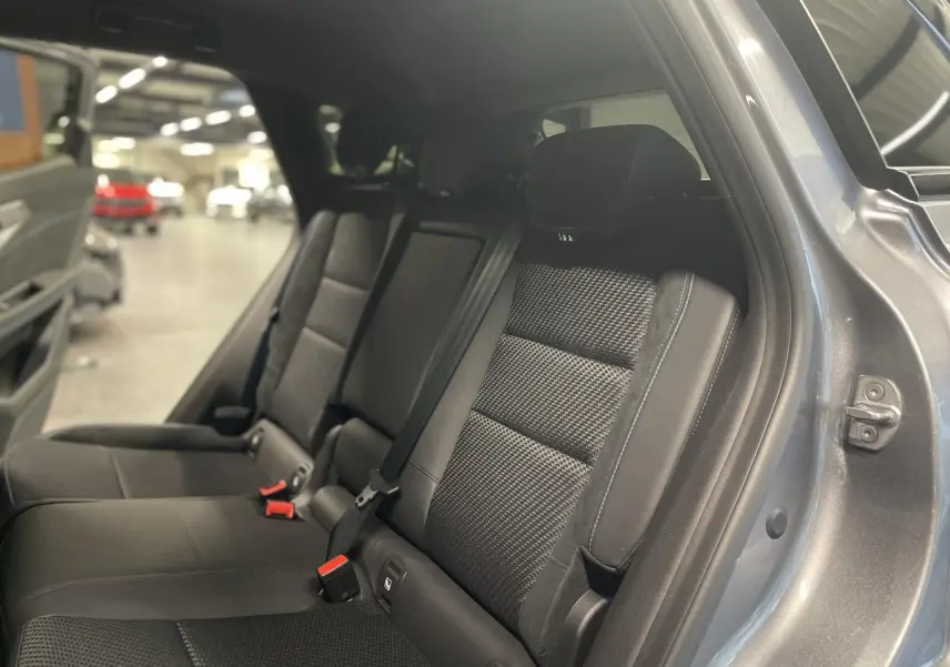 Vue intérieure côté gauche des sièges arrière en tissu et cuir noir du Renault Austral Gris Schiste métallisé 2025.