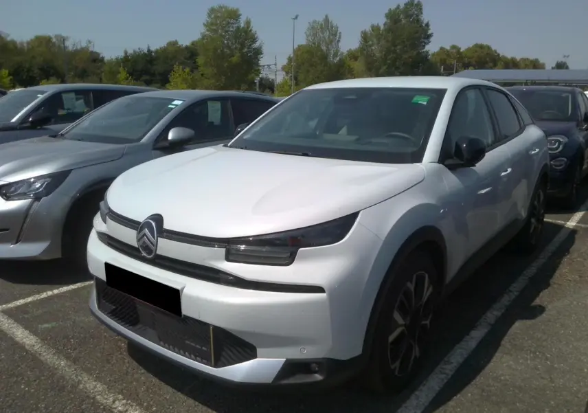 Citroën C4 Hybrid blanc Okénite vue 3/4 avant droit avec jantes alliage et phares LED fins.