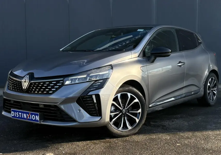 Renault Clio V E-Tech Full Hybrid gris schiste vue 3/4 avant droit avec jantes alliage diamantées.