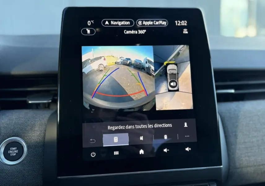 Écran tactile central de la Renault Clio gris schiste 2025 affichant la caméra 360° en mode recul.