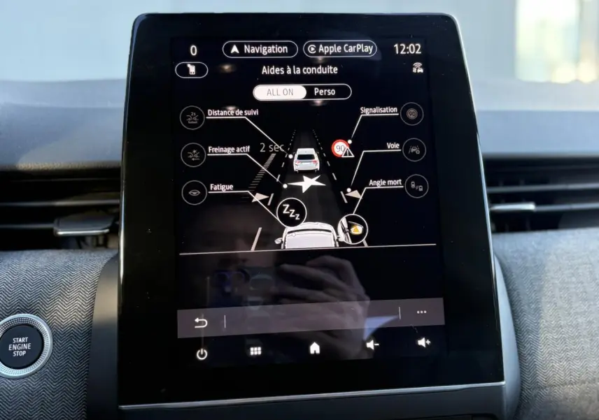 Écran tactile central de la Renault Clio V E-Tech 2025 affichant les aides à la conduite dans l'habitacle.