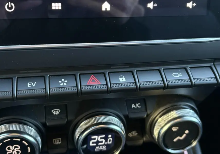 Gros plan sur les commandes de climatisation et boutons multifonctions du tableau de bord de la Renault Clio Gris Schiste 2025.