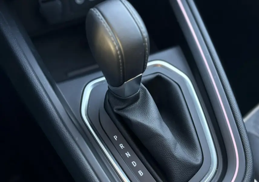 Gros plan sur le levier de vitesse automatique en cuir noir de la Renault Clio V E-Tech Full Hybrid 145 Techno.