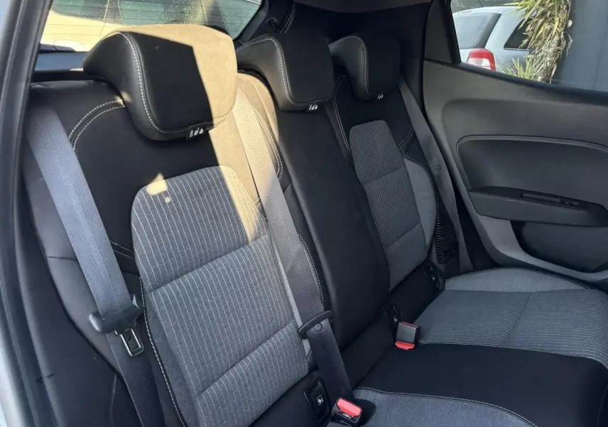 Vue intérieure côté droit des sièges arrière gris et noirs de la Renault Clio V E-Tech Full Hybrid 145 Techno 2025.