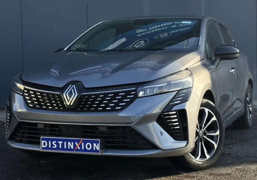 Renault Clio V E-Tech Full Hybrid 145 Techno gris schiste vue 3/4 avant avec jantes alliage diamantées 16 pouces.