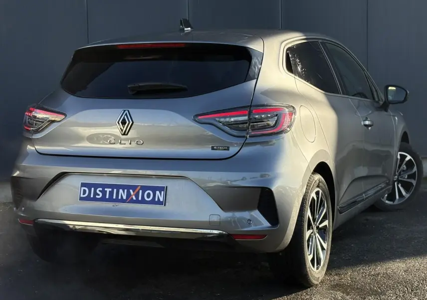 Vue 3/4 arrière droite d'une Renault Clio V E-Tech Full Hybrid 145 Techno gris schiste avec jantes alliage diamantées.