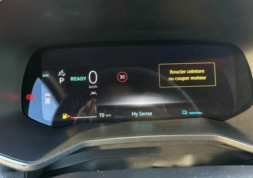 Combiné numérique 10 pouces de la Renault Clio V E-Tech gris schiste affichant la vitesse à 0 km/h et alertes sécurité.