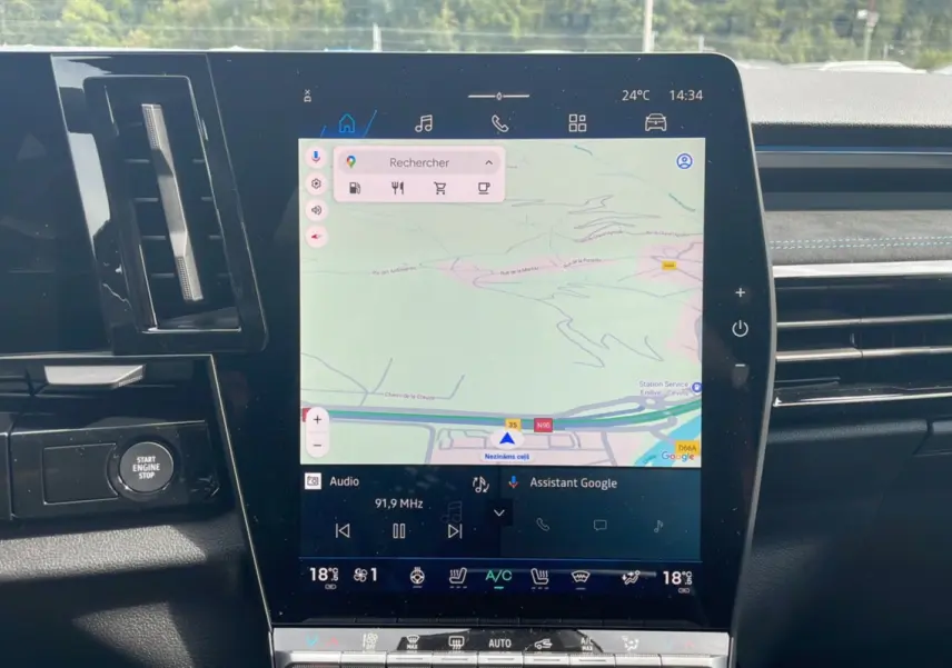 Vue rapprochée de l’écran tactile central du Renault Austral gris schiste, affichant la navigation GPS et les commandes climatisation.