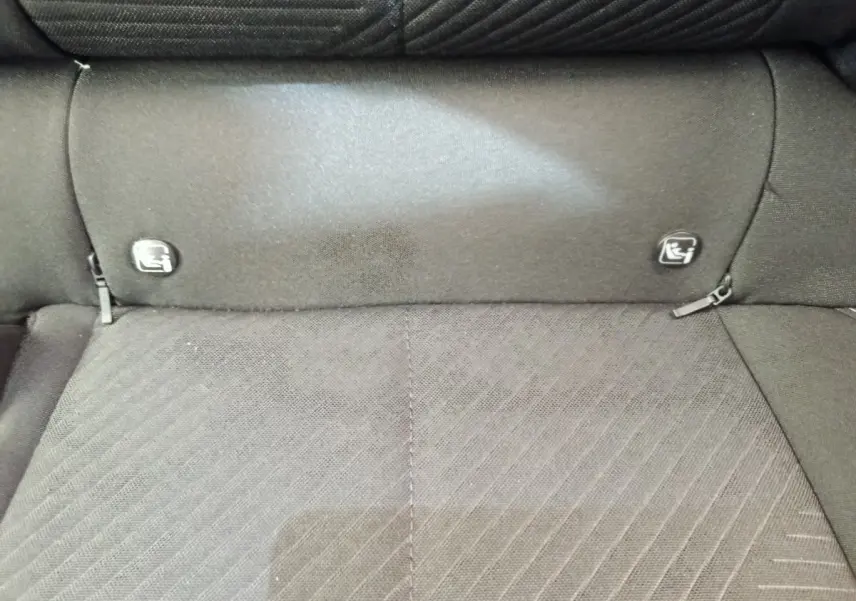 Vue rapprochée de la banquette arrière noire de la Peugeot 308 avec fixations Isofix visibles.
