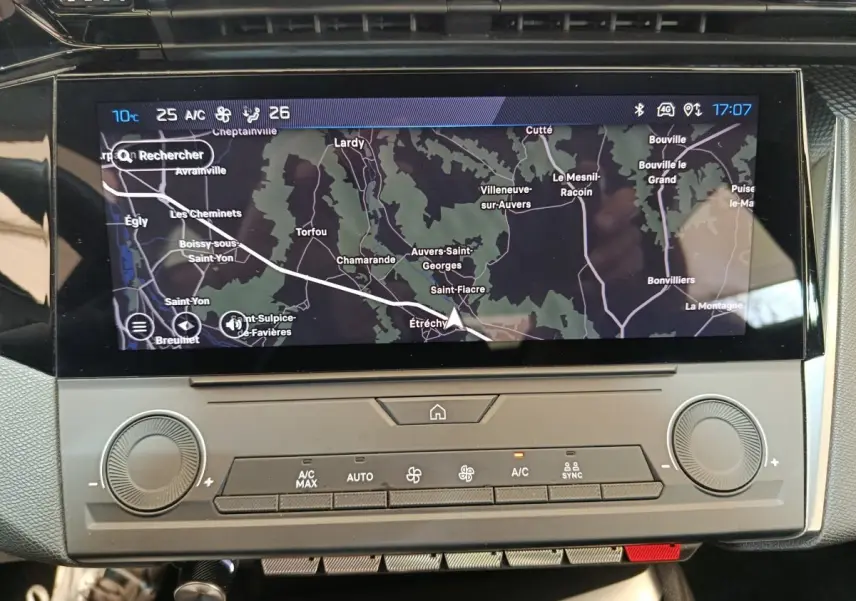 Écran tactile central affichant la navigation GPS dans l’habitacle d’une Peugeot 308 blanche de 2022.
