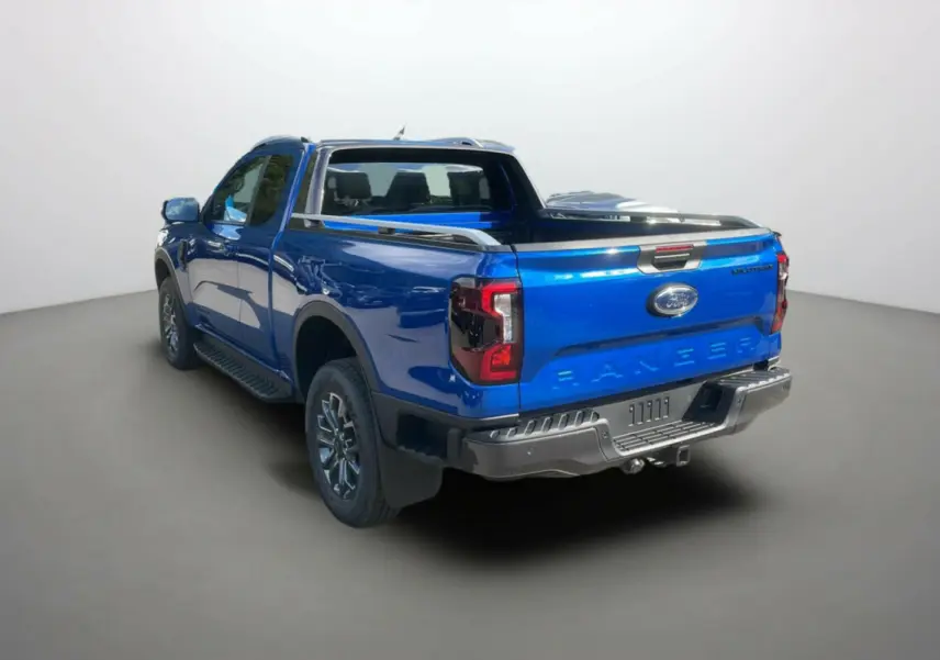 Ford Ranger Wildtrak bleu lightning vu en 3/4 arrière droit avec arceau sport et attelage visible.